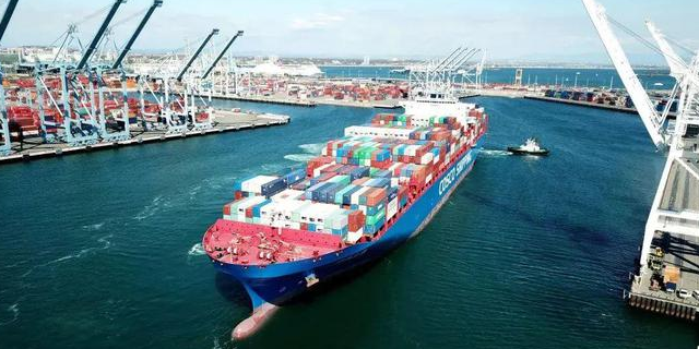 ��Զ������12��14000TEU�״�˫ȼ�϶�����װ�䴬